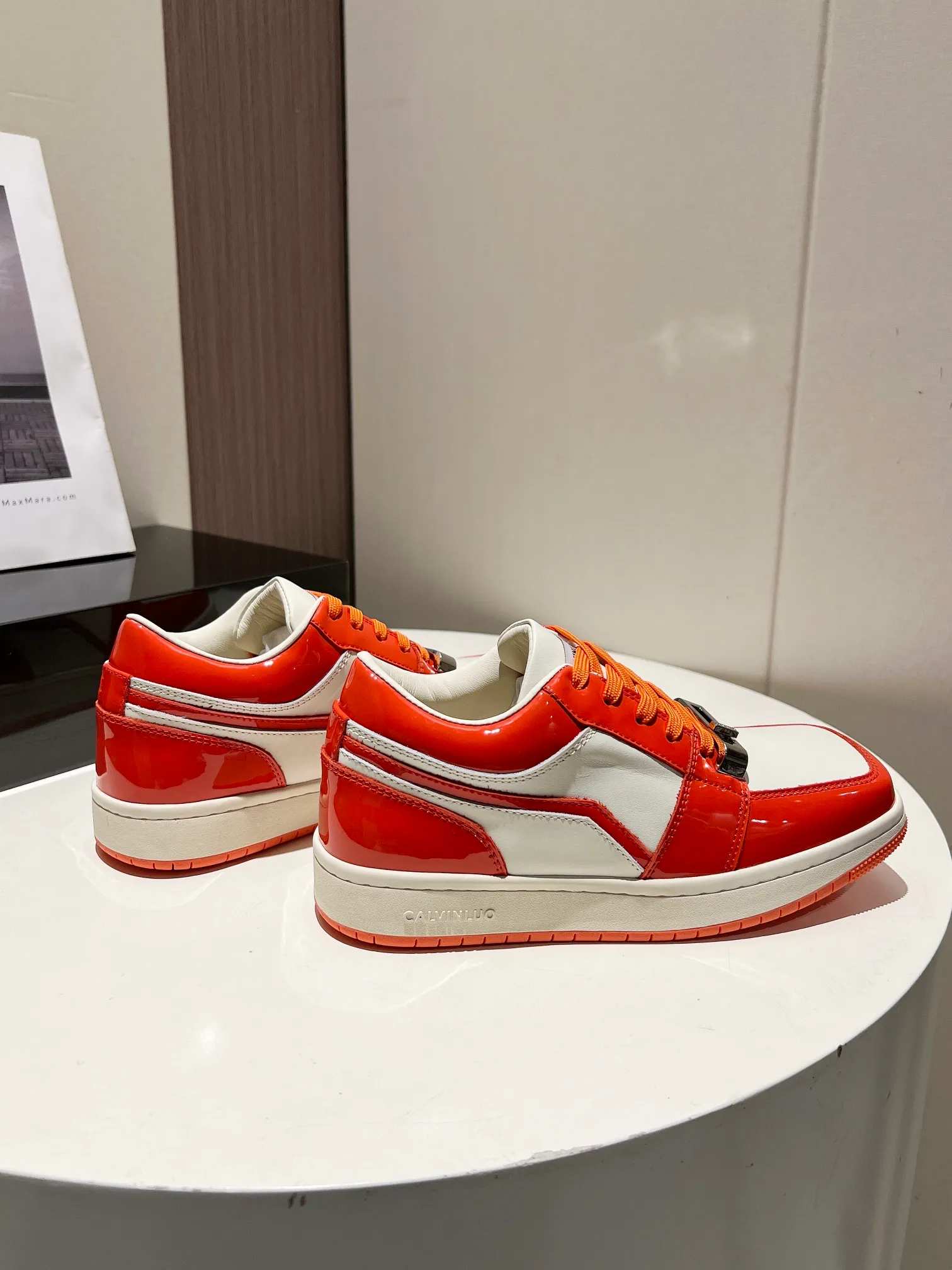 👟👟Ex-factory price 480👟👟 👑CALVINLUO I CUBE SNEAKER trendy brand square shoes low-top casual square-toe sneakers skateboard shoes sneakers👑 Starting from the design elements of classic two-color sneakers, CALVINLUO extracts the iconic elements of casual sneakers and integrates them into the formal "square toe" of formal shoes to make the overall lines of the sneakers more distinct. Nowadays, the matching rules are casual. 🧣Formal sports shoes are nothing new. The unique avant-garde square lines of CUBE SNEAKER, whether it echoes the tough and crisp suits, or appears in an eclectic manner in street styles, are a choice that breaks away from tradition and shows personality🧢 ▪️ Fabric: Original custom imported first-layer cowhide ▪️ Lining: Imported breathable mesh lining + soft sheepskin ▪️ Sole: Original molded two-color TPU outsole ▪️ Size: 35-40 (40 customized)